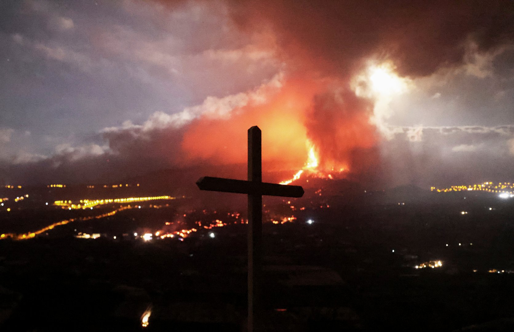 image Canaries volcano lava gushes towards sea, eruption goes on