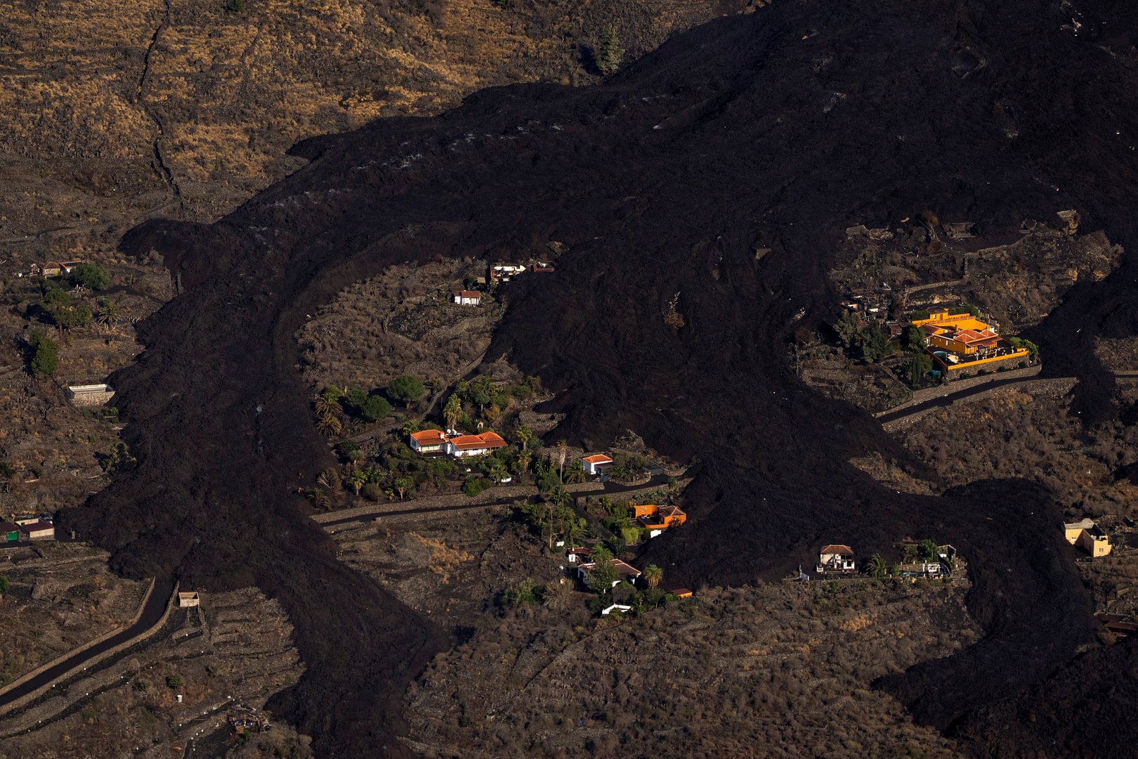 image Firefighters retreat as La Palma volcanic explosions intensify