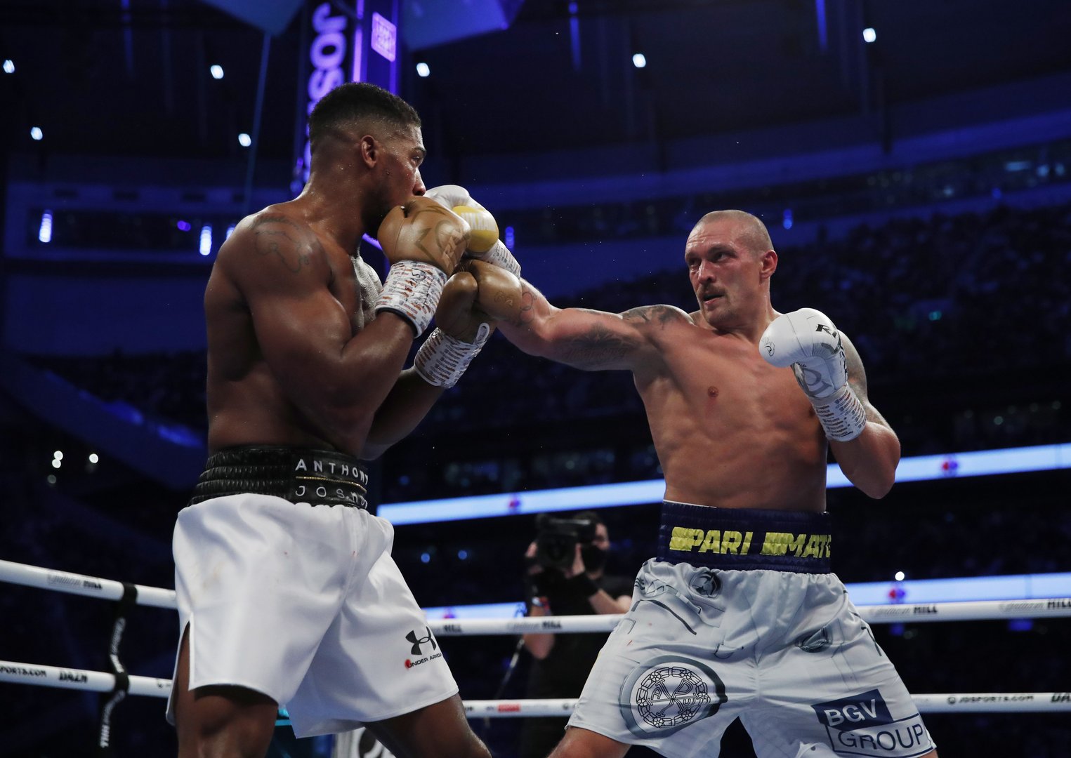 image Usyk outclasses Joshua to claim world heavyweight titles