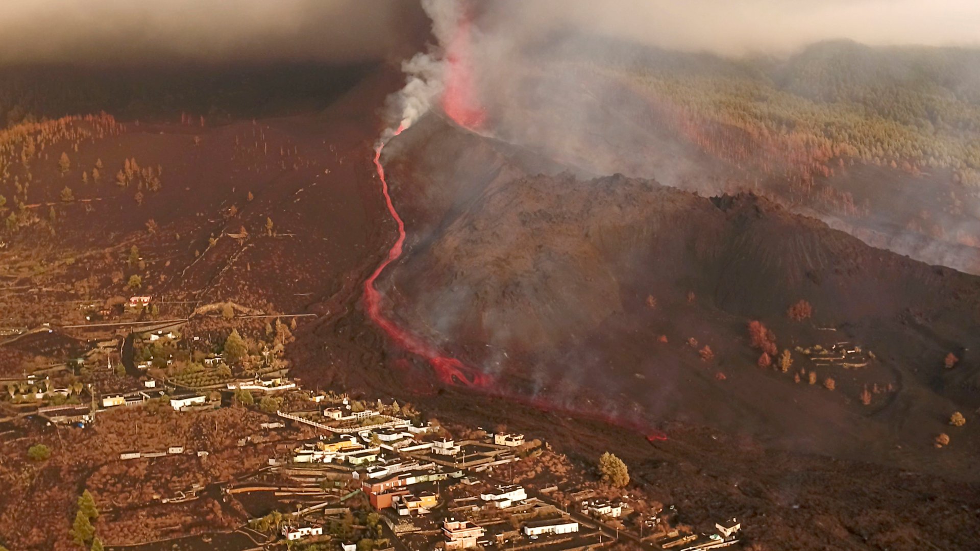 image Authorities lock down coastal area in La Palma as lava approaches sea