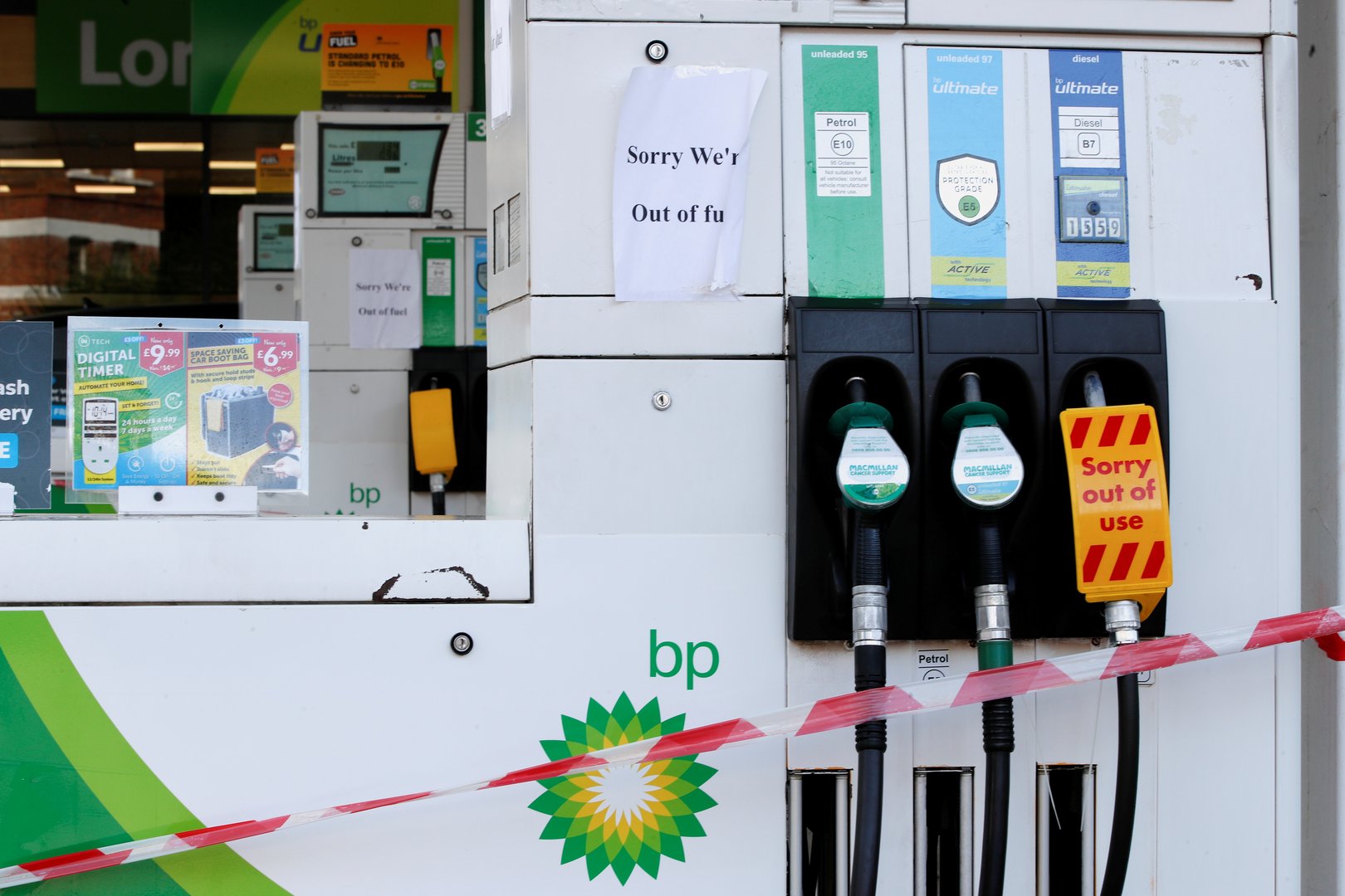 image Fuel pumps run dry in British cities, sowing supply chain chaos (Update 2)