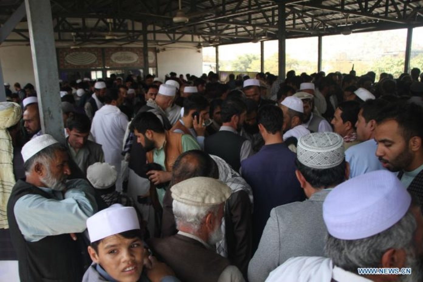 image Afghanistan: Kabul main money exchange reopens; long lines form outside