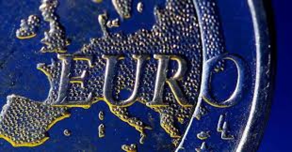 image Euro hits one-month high on strong manufacturing growth