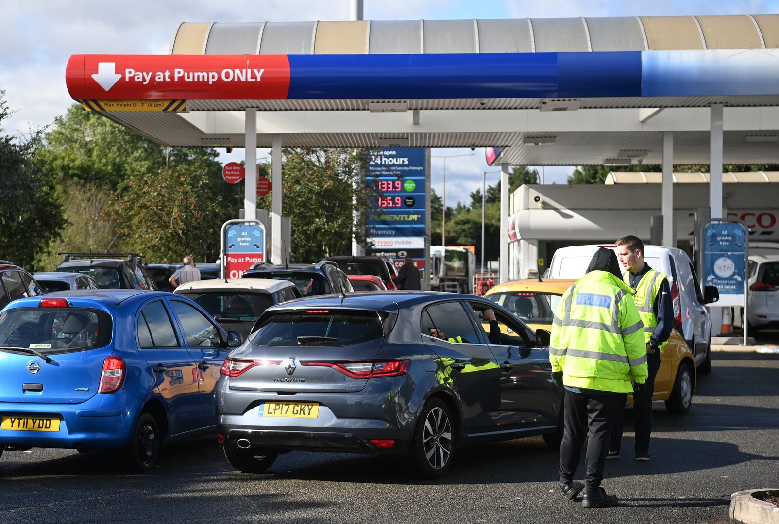 image Lengthy queues build outside gas stations in London again
