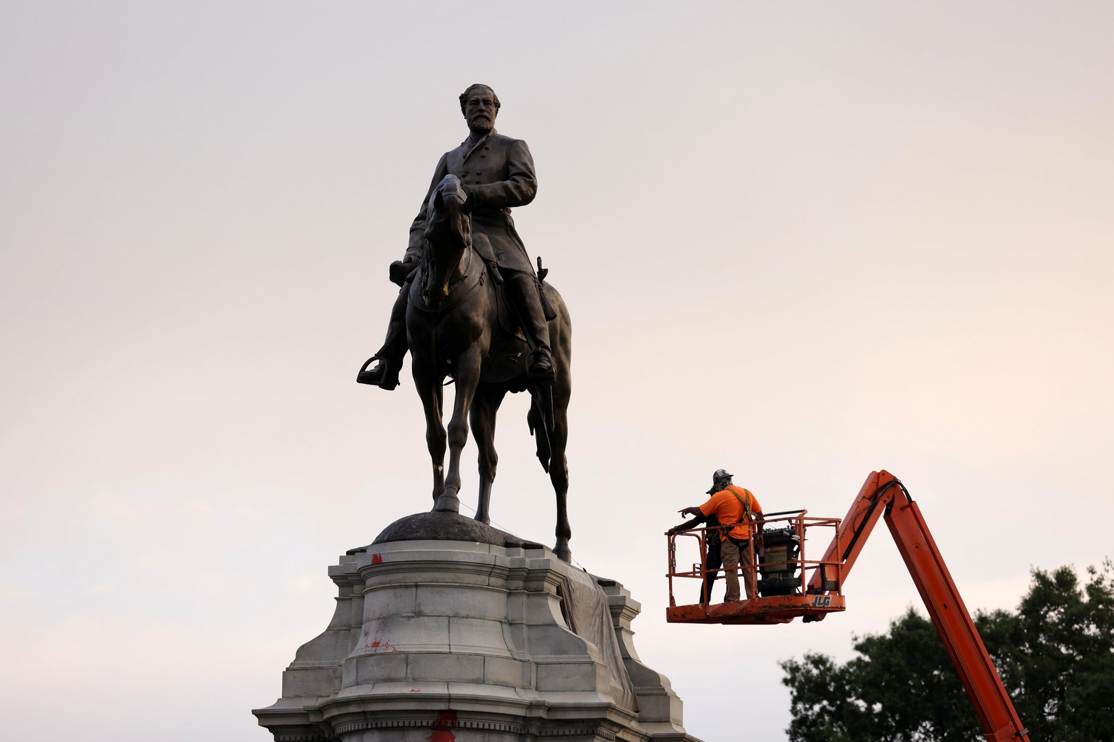 image Statue of Confederate commander Robert E. Lee removed in Virginia capital