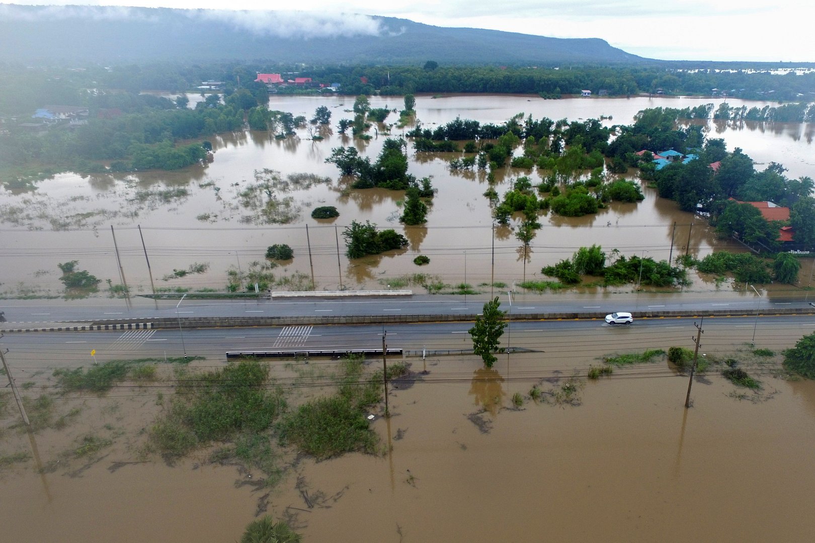 image Thai volunteer takes to skies to drop supplies to flood victims