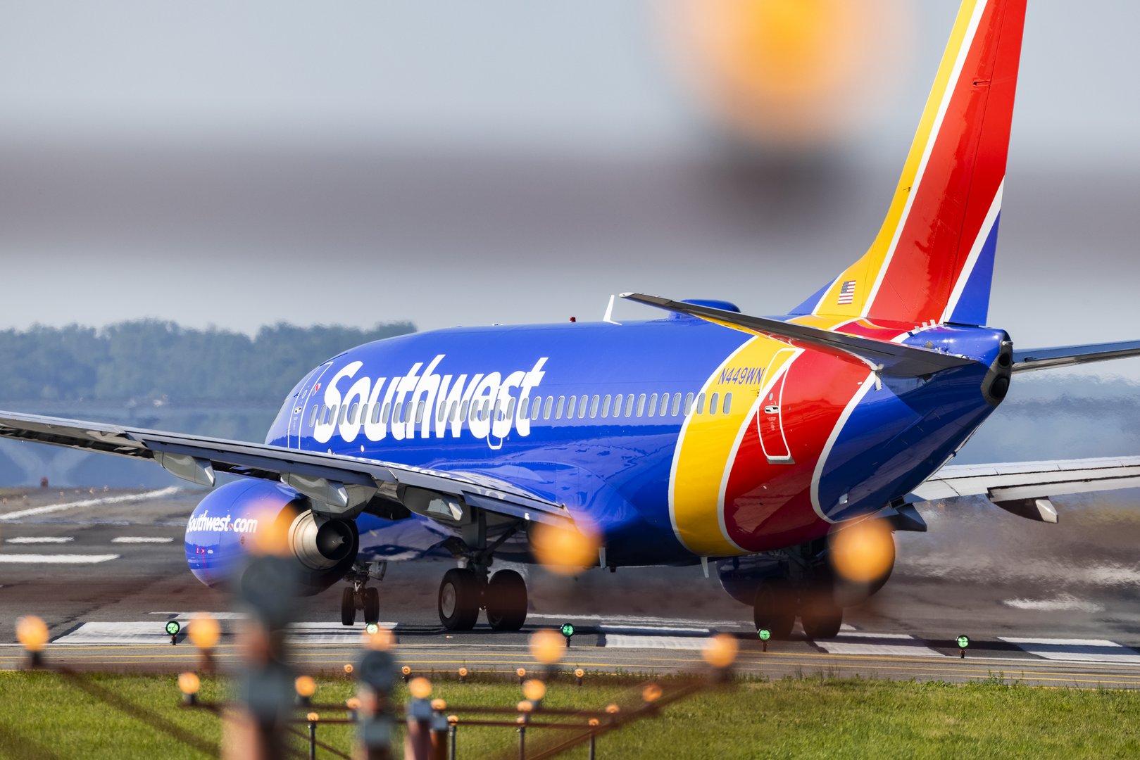 image American Airlines, Southwest rebuff Texas governor, stand by vaccine mandate