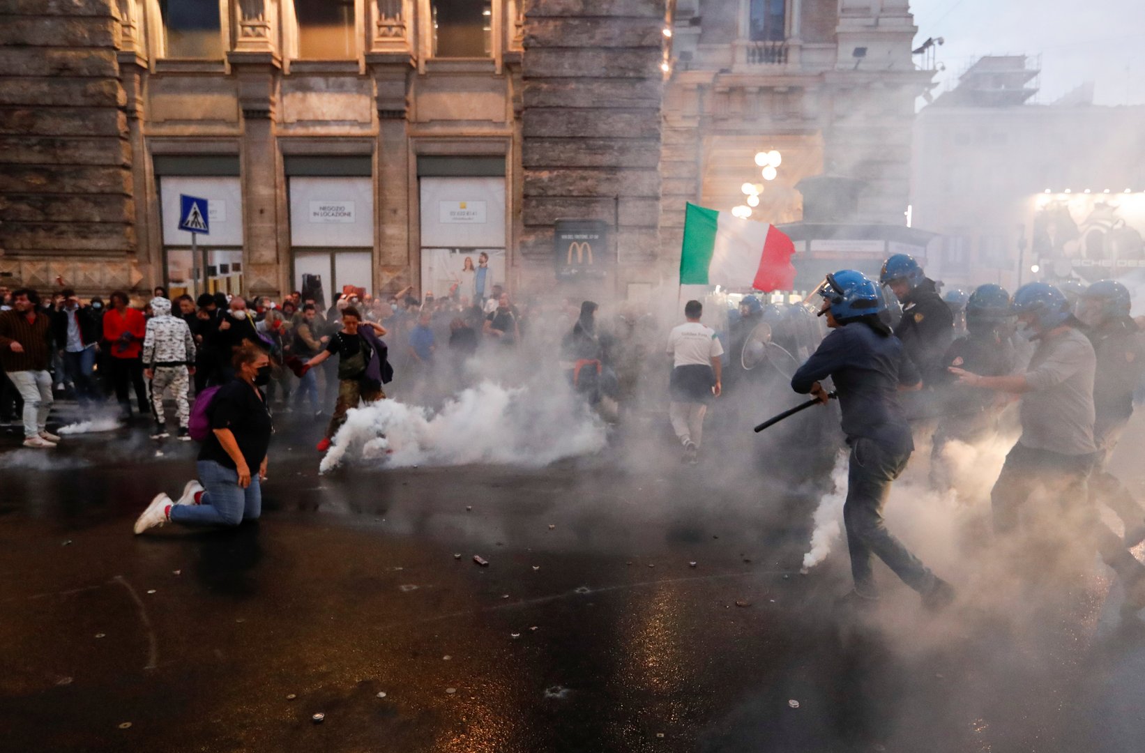 image Italy hits target of fully vaccinating 80% of people over-12s