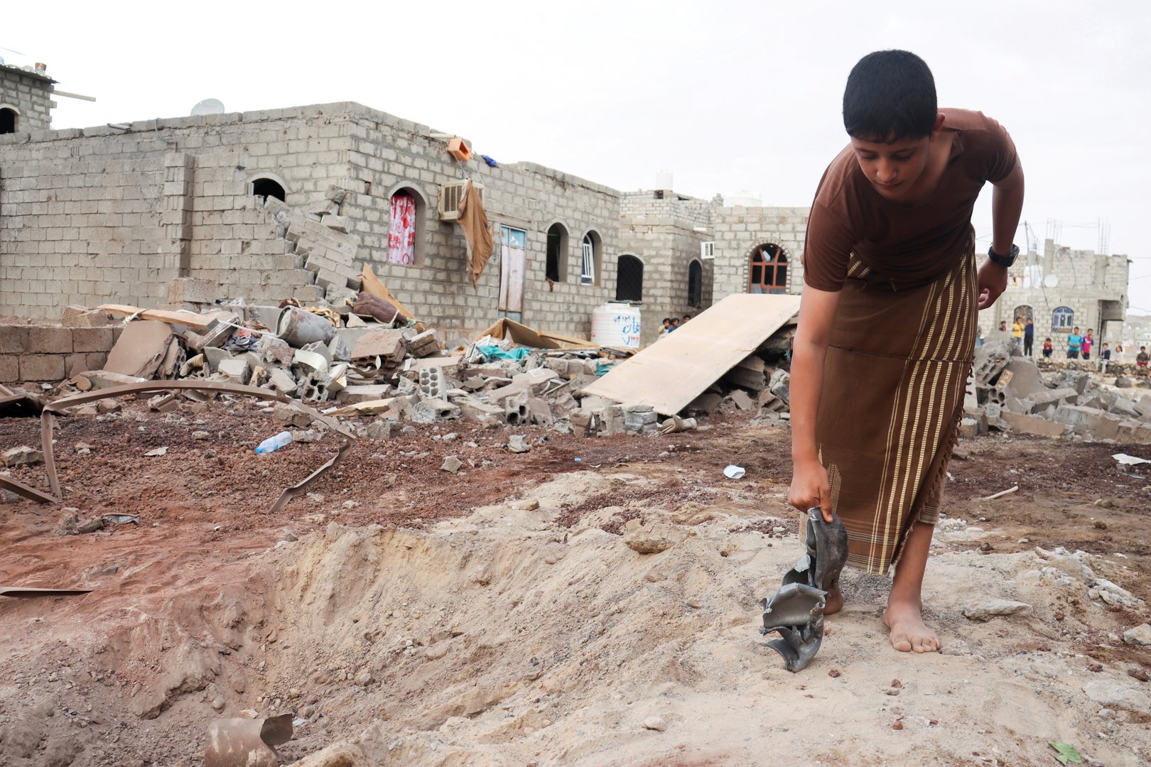image Houthi missile attack on mosque, religious school kills and injures 29 civilians in Yemen