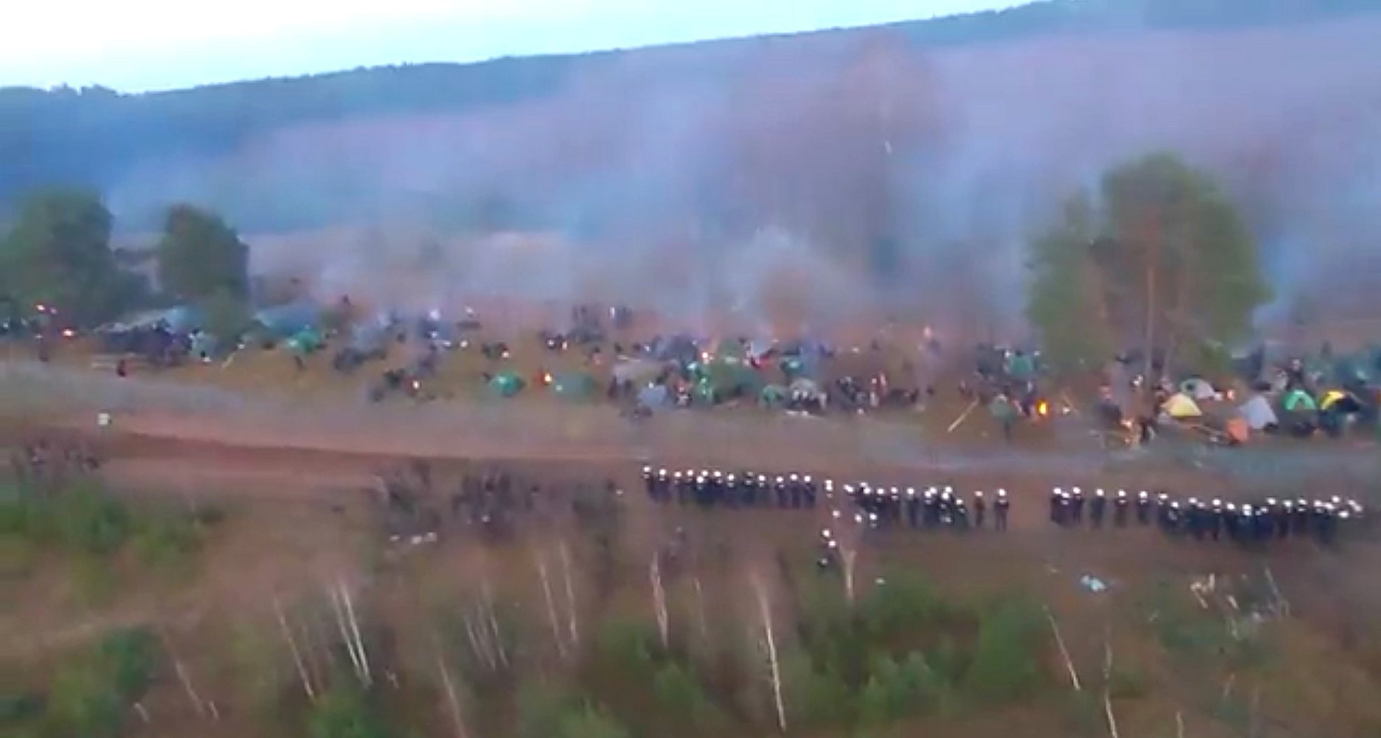 image Hundreds of migrants stuck at Poland-Belarus border, more clashes feared