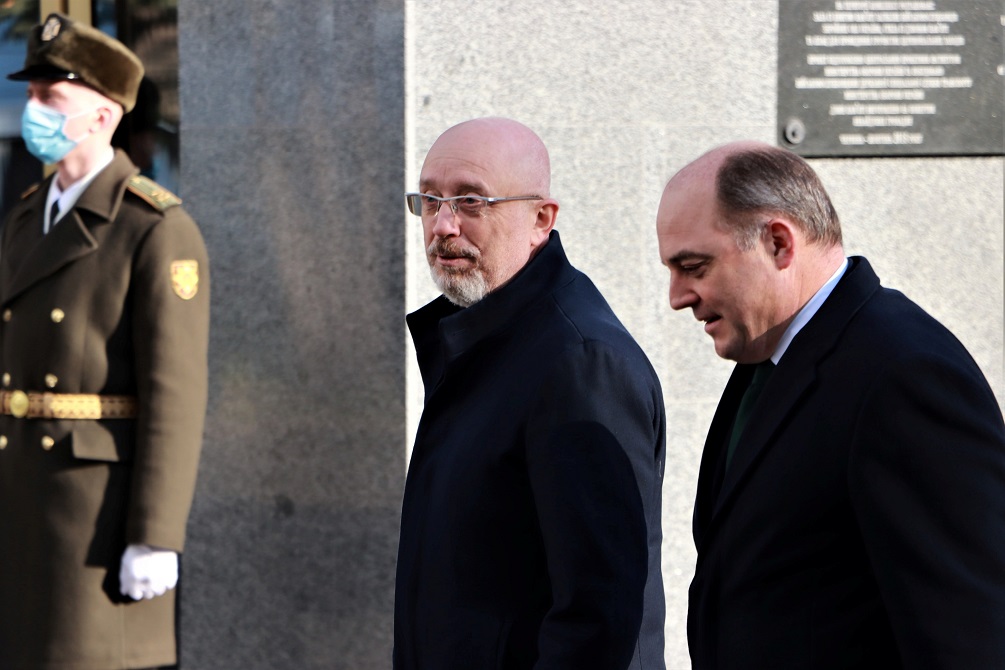 image Britain&#8217;s defence minister visits Ukraine as concern over Russian troop movements persists