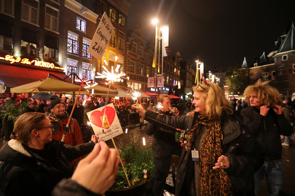 image Dutch police detain dozens in a second night of COVID-19 rioting