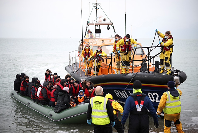 image Twenty-seven migrants perish trying to cross Channel to UK (Update)