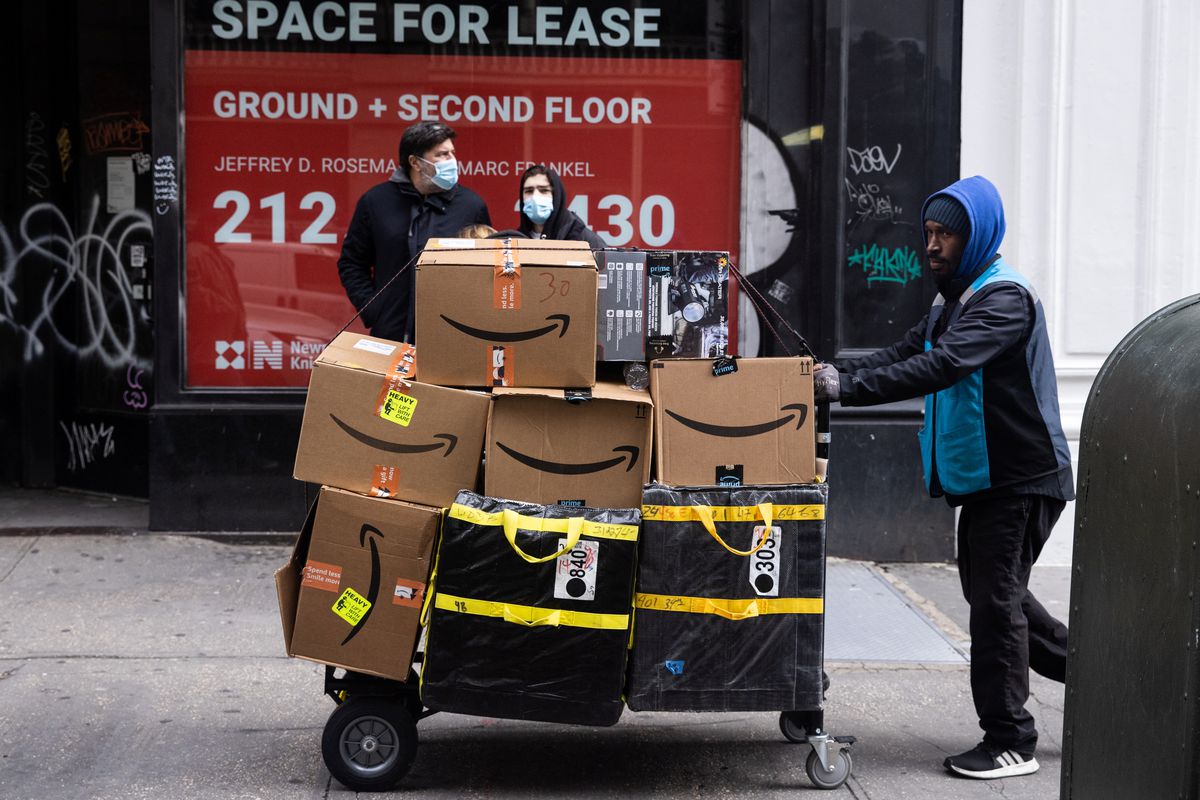 image Amazon exec says Omicron&#8217;s impact on holiday spending uncertain