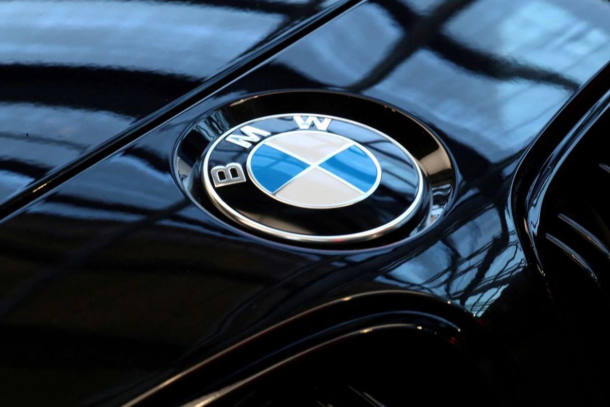 image BMW cuts east German working hours to same as west