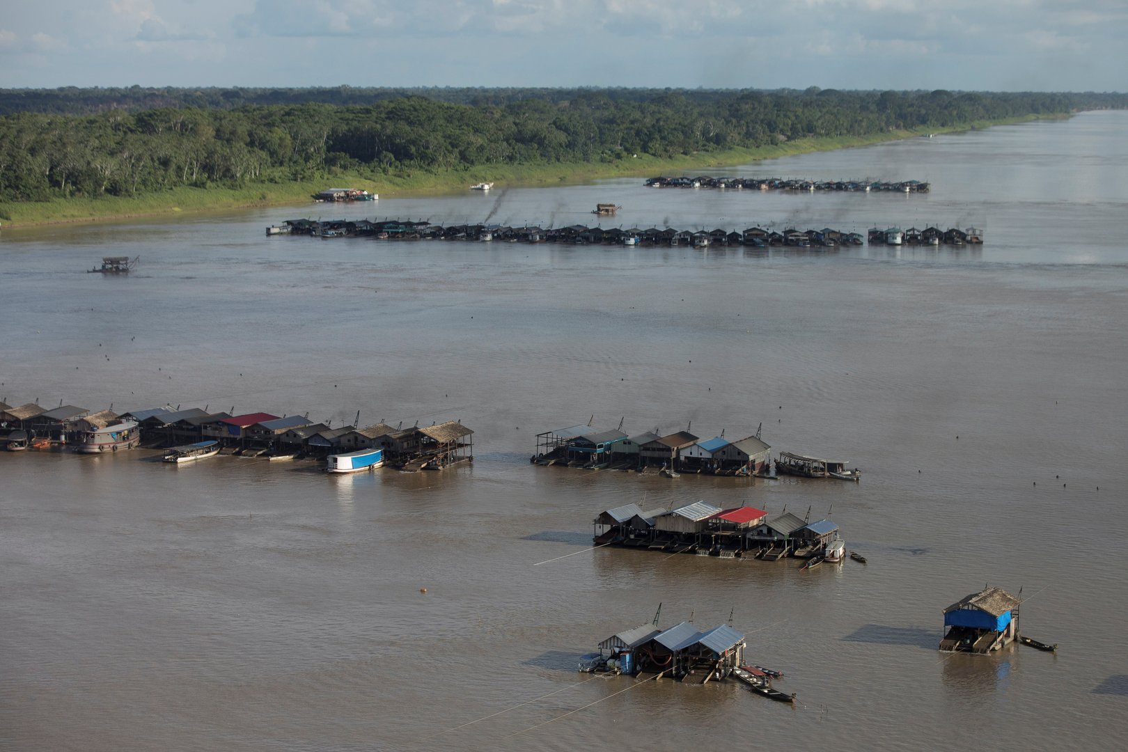 image Gold rush draws hundreds of dredging rafts to Amazon tributary