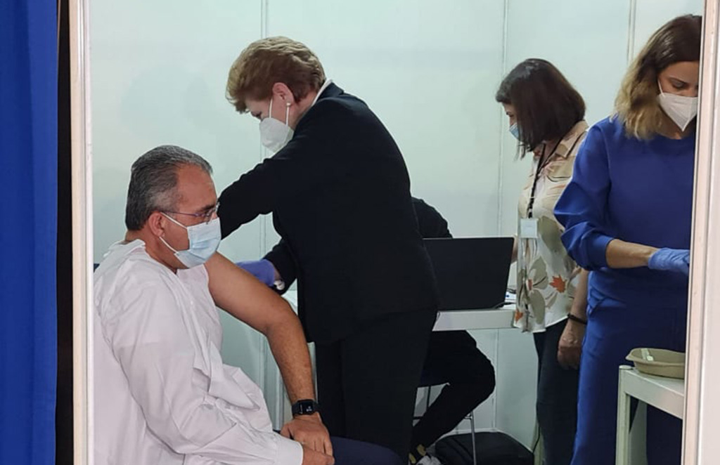image Coronavirus: Health minister receives third jab (Updated)