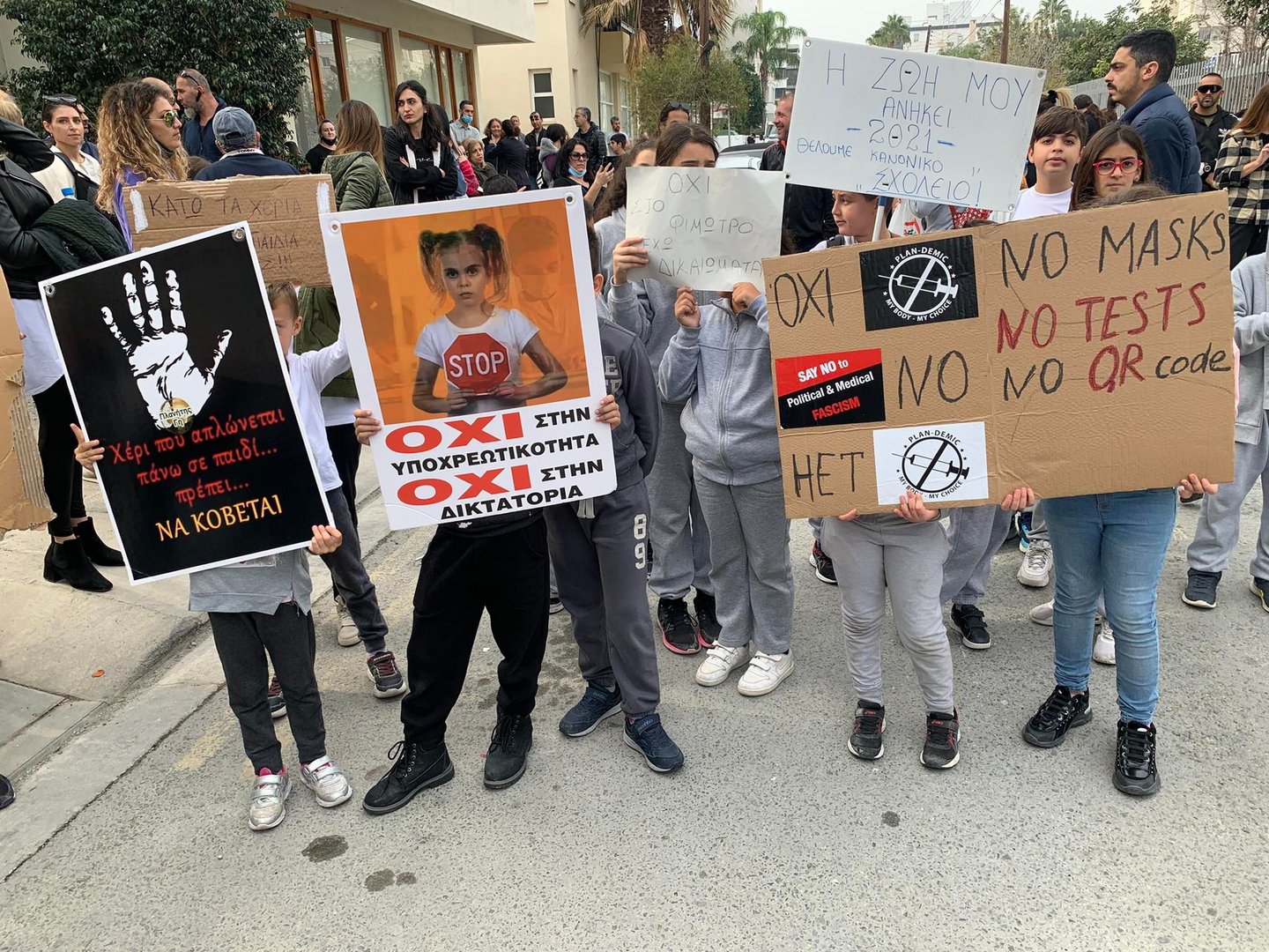 image Coronavirus: Parents stage protests, teachers complain of abuse (update 2, video)