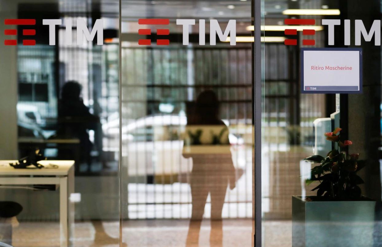 image KKR offer prompts Telecom Italia board showdown over CEO&#8217;s future