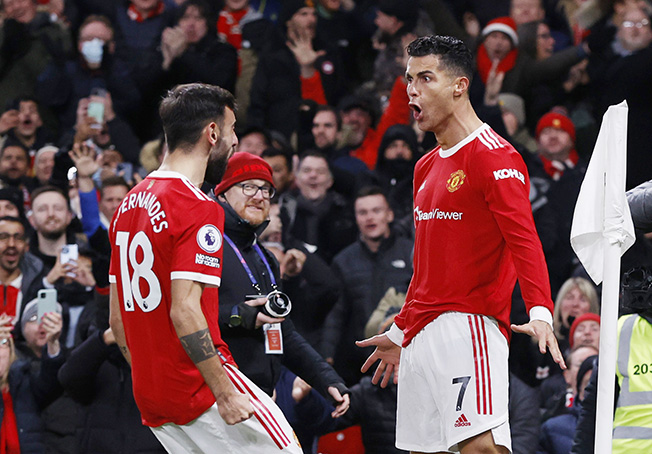 image Ronaldo passes 800 goals with double in win over Arsenal