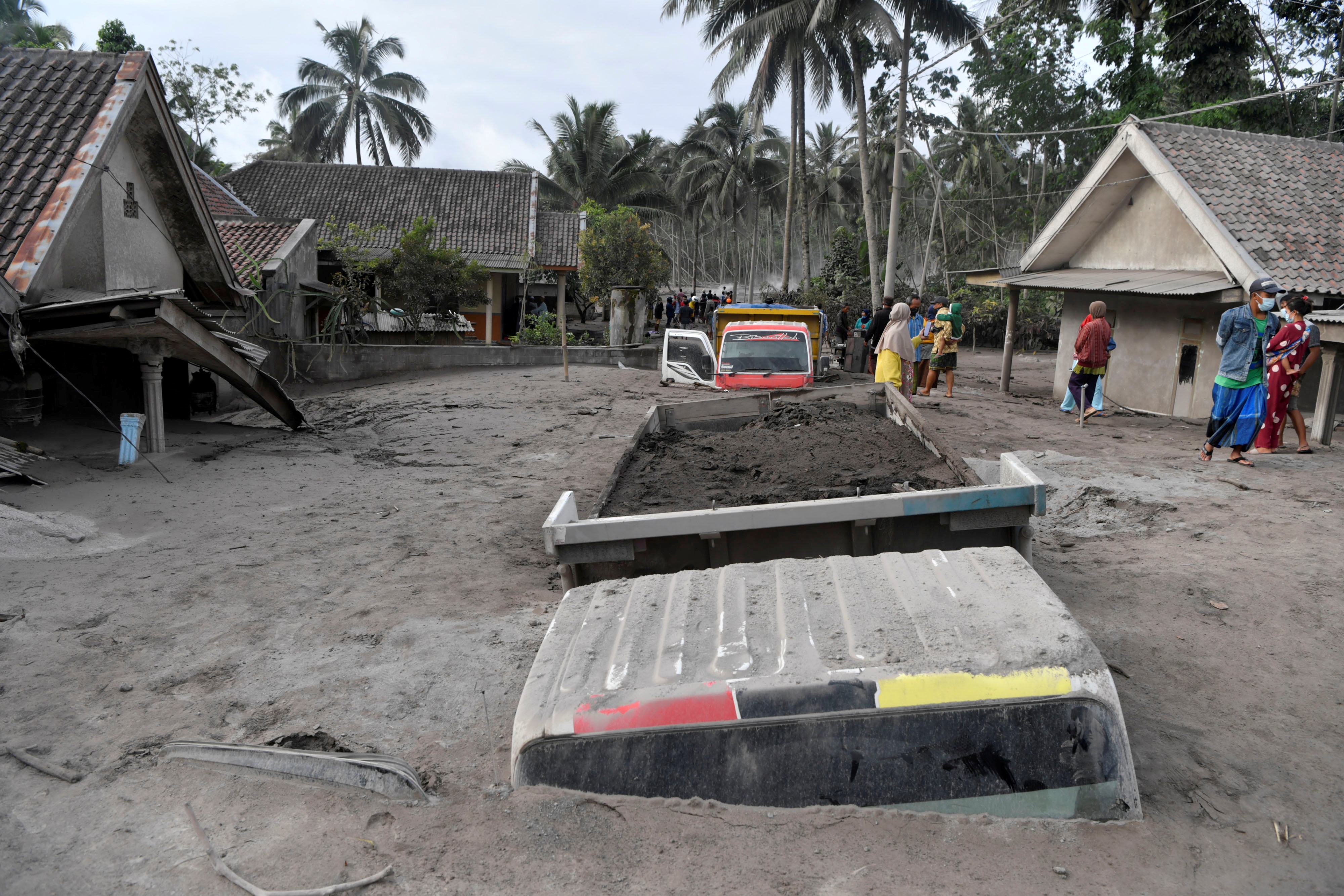 image Indonesia Semeru volcanic eruption kills 13; dozens injured