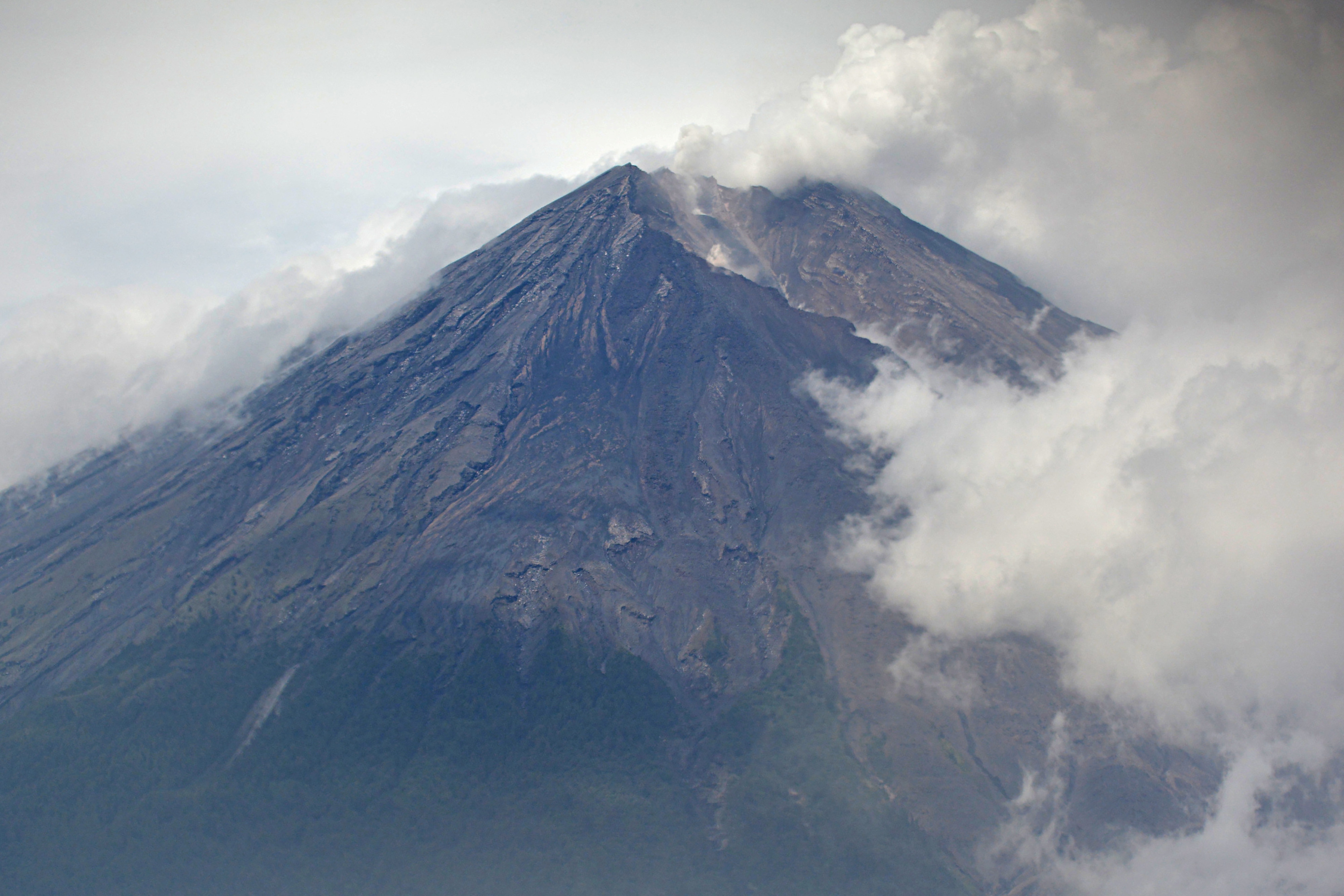 image Indonesia volcano erupts again as death toll rises to 22