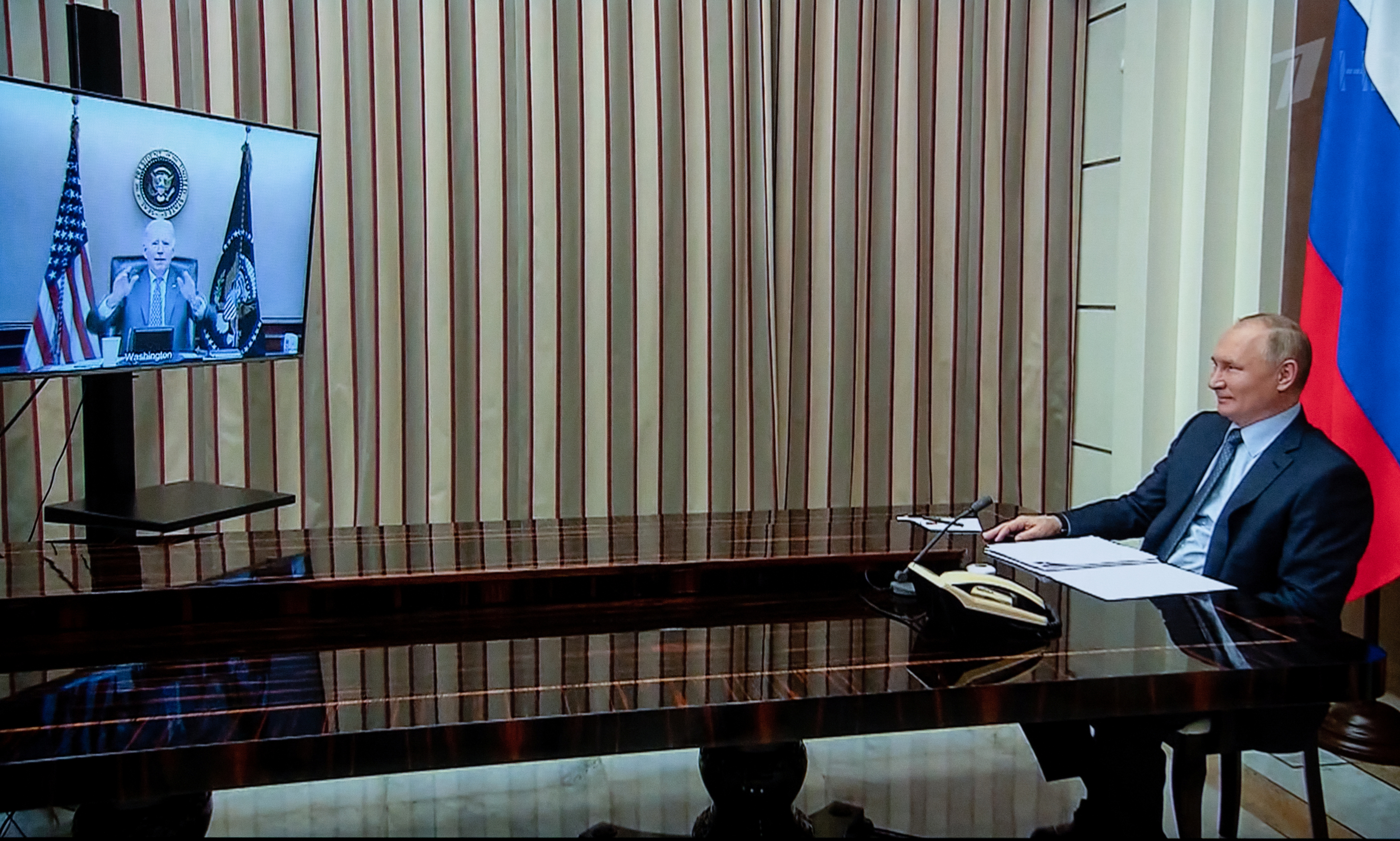image Biden warns Putin of sanctions, aid for Ukraine military if Russia invades