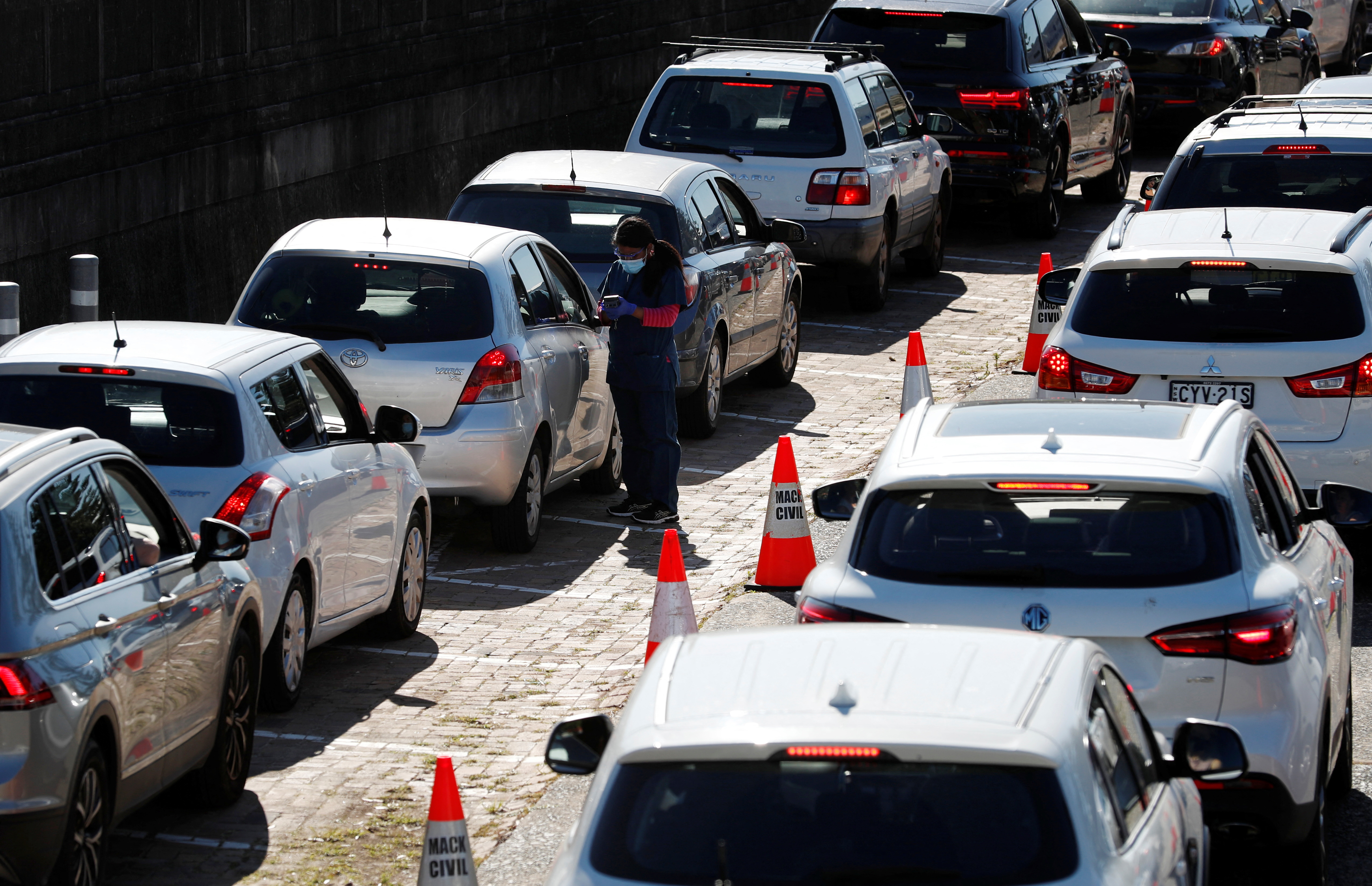 image Australia relaxes testing rules amid Omicron surge