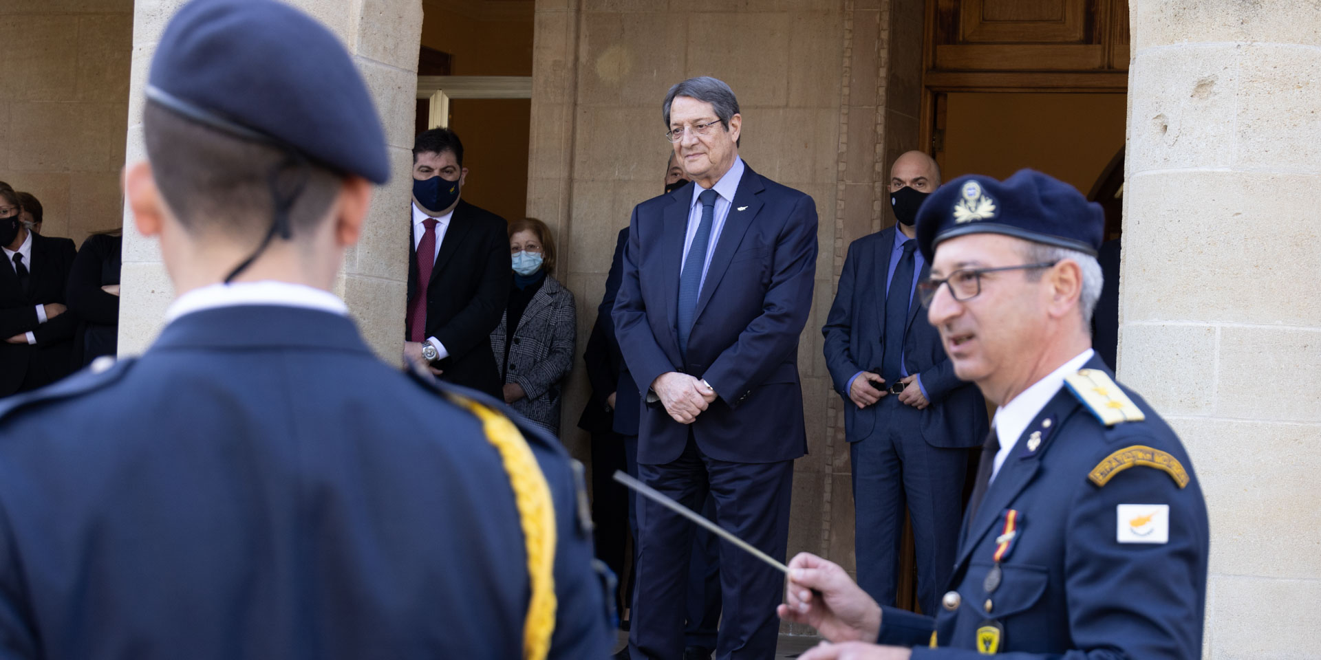 image President Anastasiades wishes carol singers a pandemic-free new year (pictures)