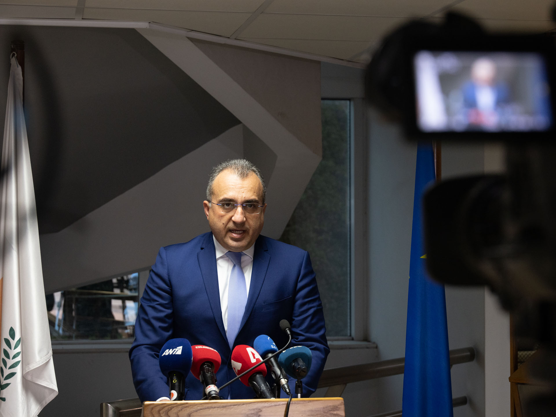 image Coronavirus: More testing required as cabinet tightens measures (updated)