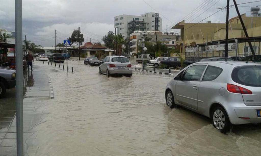 image People trapped in cars, Larnaca airport floods as road network hit by rain (updated, video)