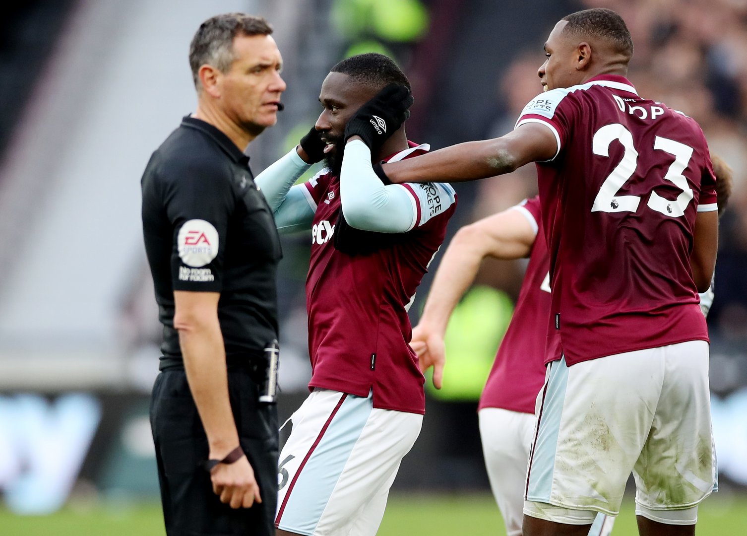 image Manchester City go top as Chelsea suffer defeat at West Ham