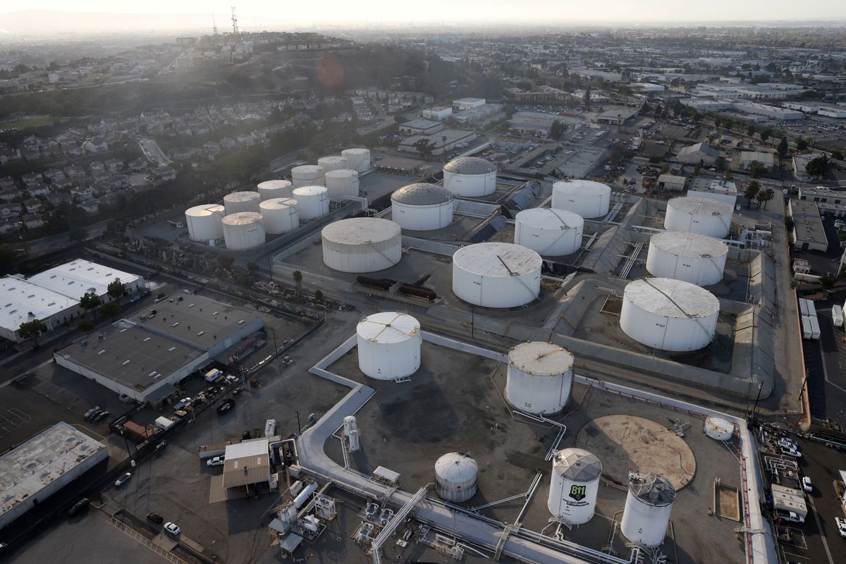 image Oil price dip towards $74, Omicron concerns dominate