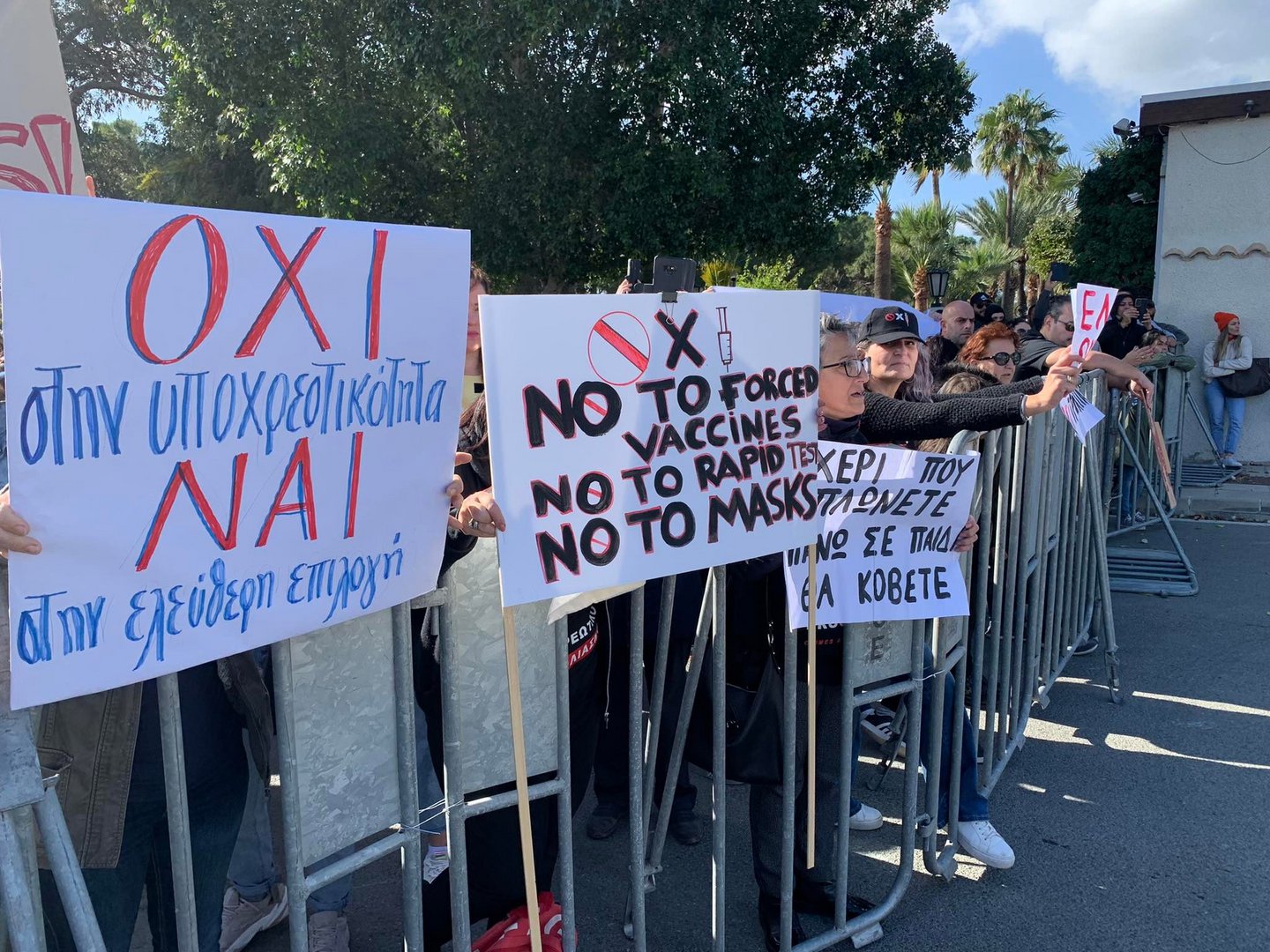 image Coronavirus: Parents protest against measures at schools (video) (updated)