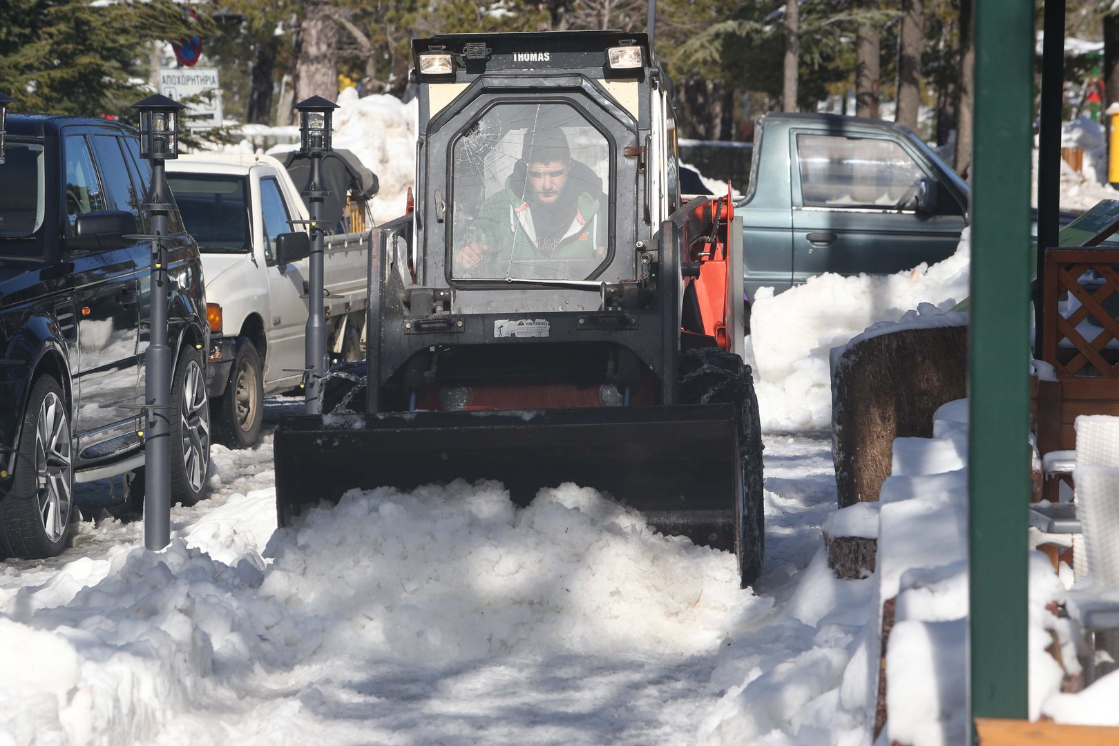 image Heavy traffic in mountain areas, more snow expected