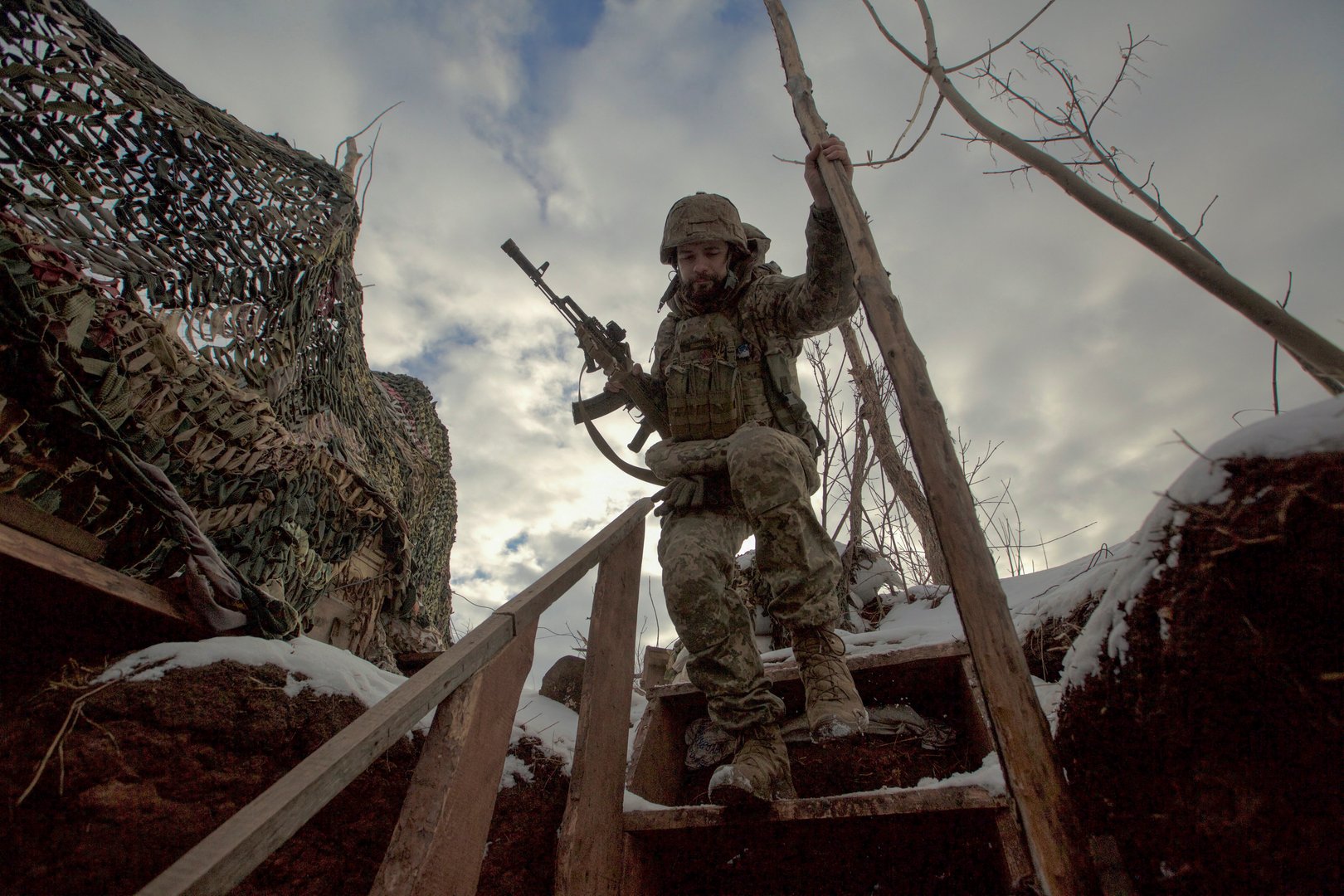 image US tells diplomats&#8217; families to leave Ukraine, weighs troop options