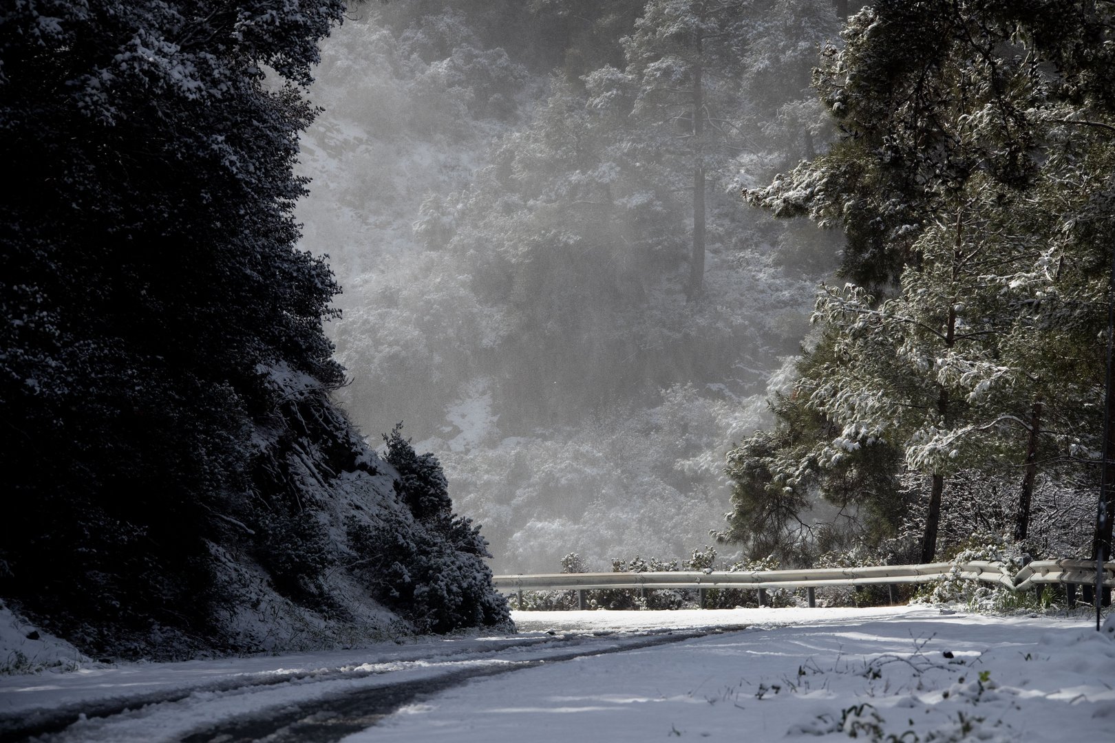 image Police warn over icy roads, help eight drivers (update 3)