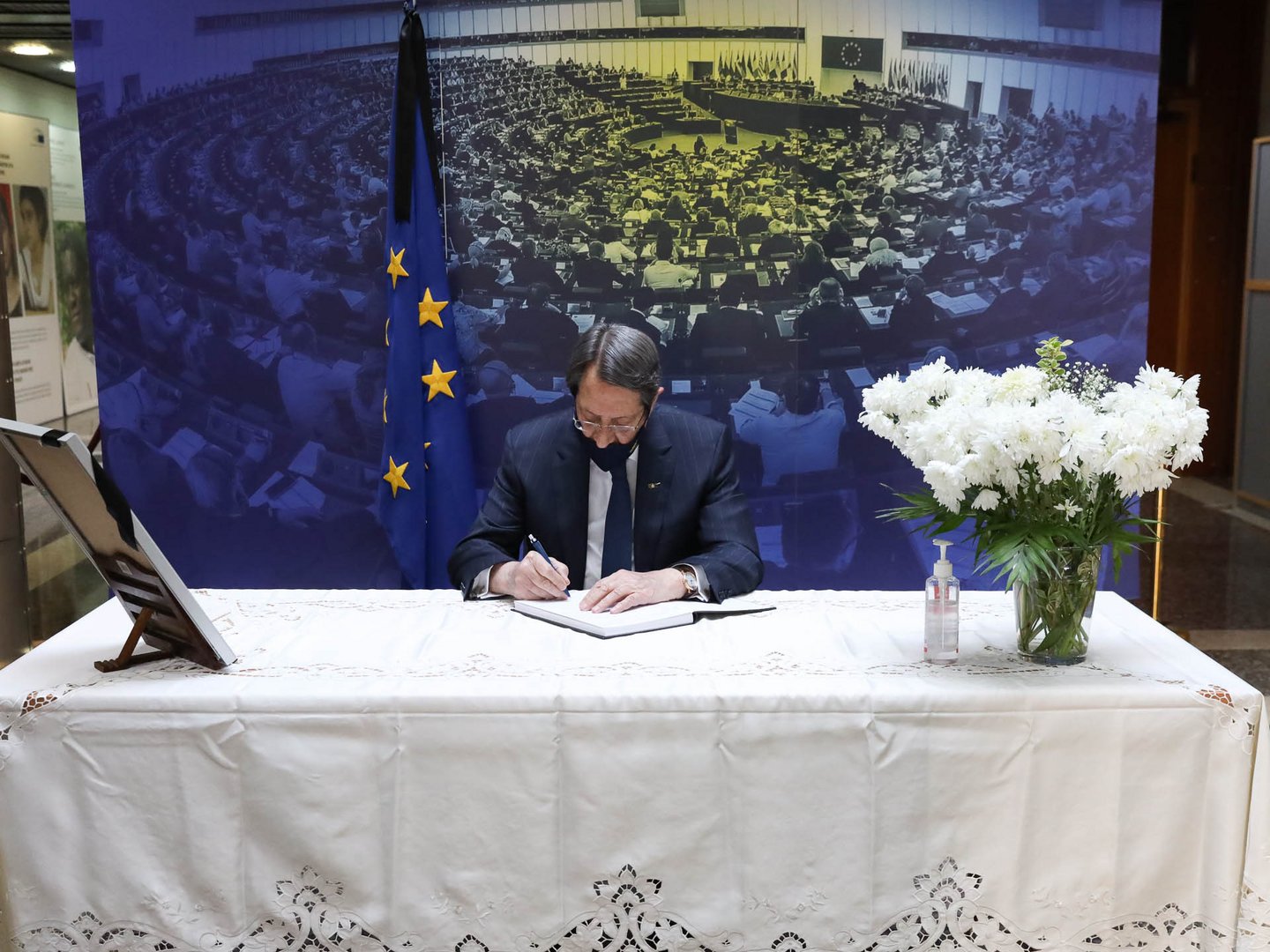 image Anastasiades signs book of condolence for &#8220;dedicated European leader&#8221; Sassoli