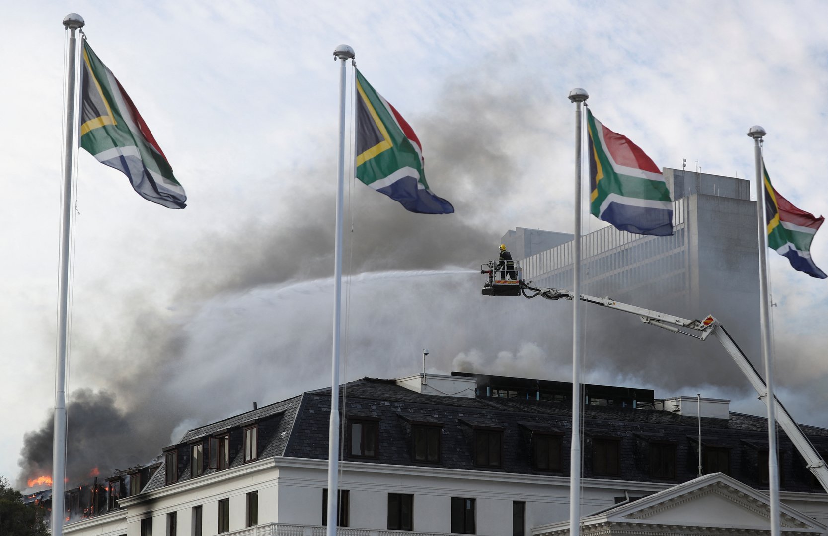 image Firefighters battle new blaze at South African parliament, suspect charged with arson (Update 2)