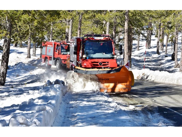 image Gale warning for Sunday, police urge careful driving in mountains (Update 2)
