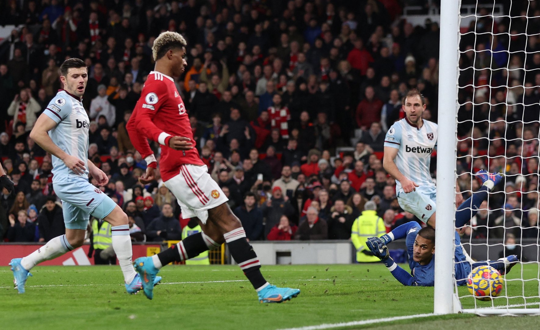 image Last-minute Rashford goal helps Man Utd beat West Ham