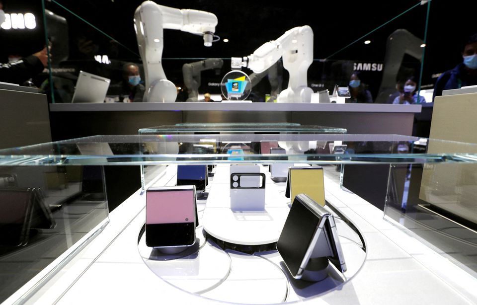image Samsung targets smartphone growth in 2022, sees solid chip demand