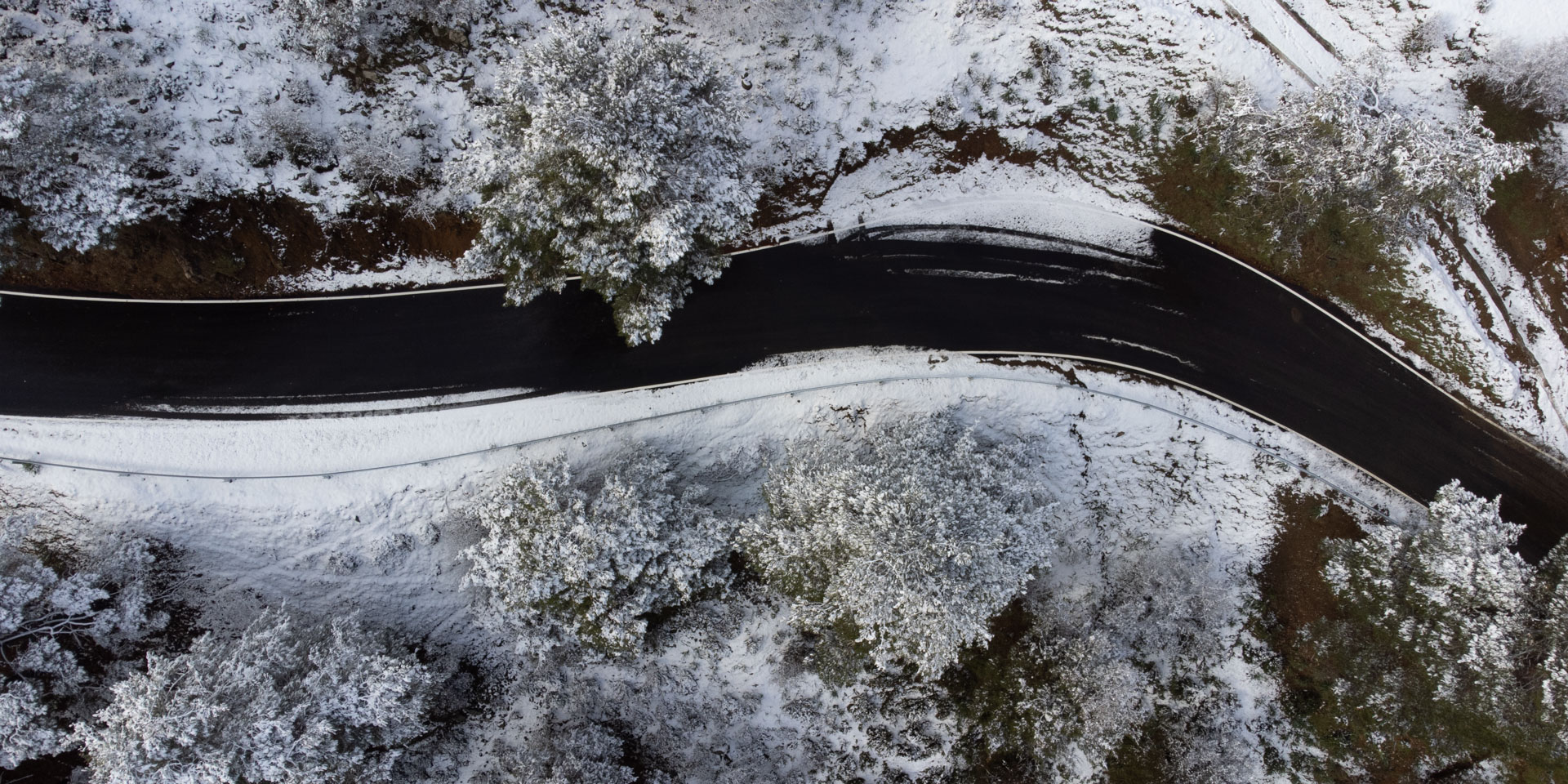 image Traffic builds up as drivers ignore calls and head to the mountains