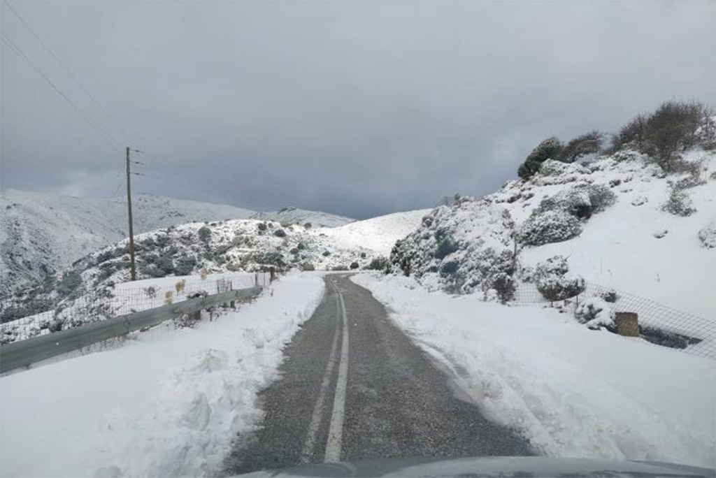 image Civil defence rescue trapped tourists in Kyperounda