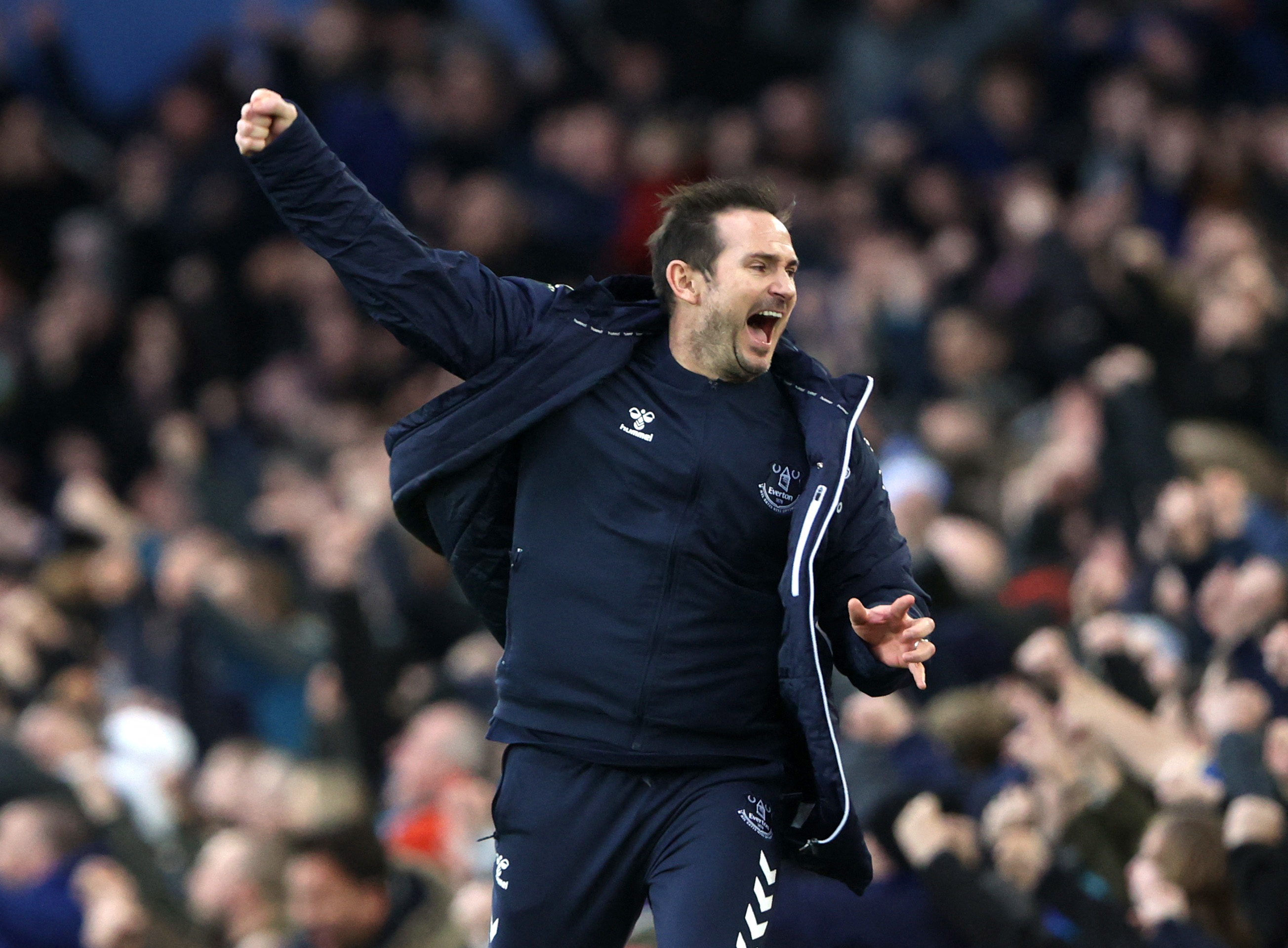 image Lampard enjoys winning start at Everton, City crush Fulham