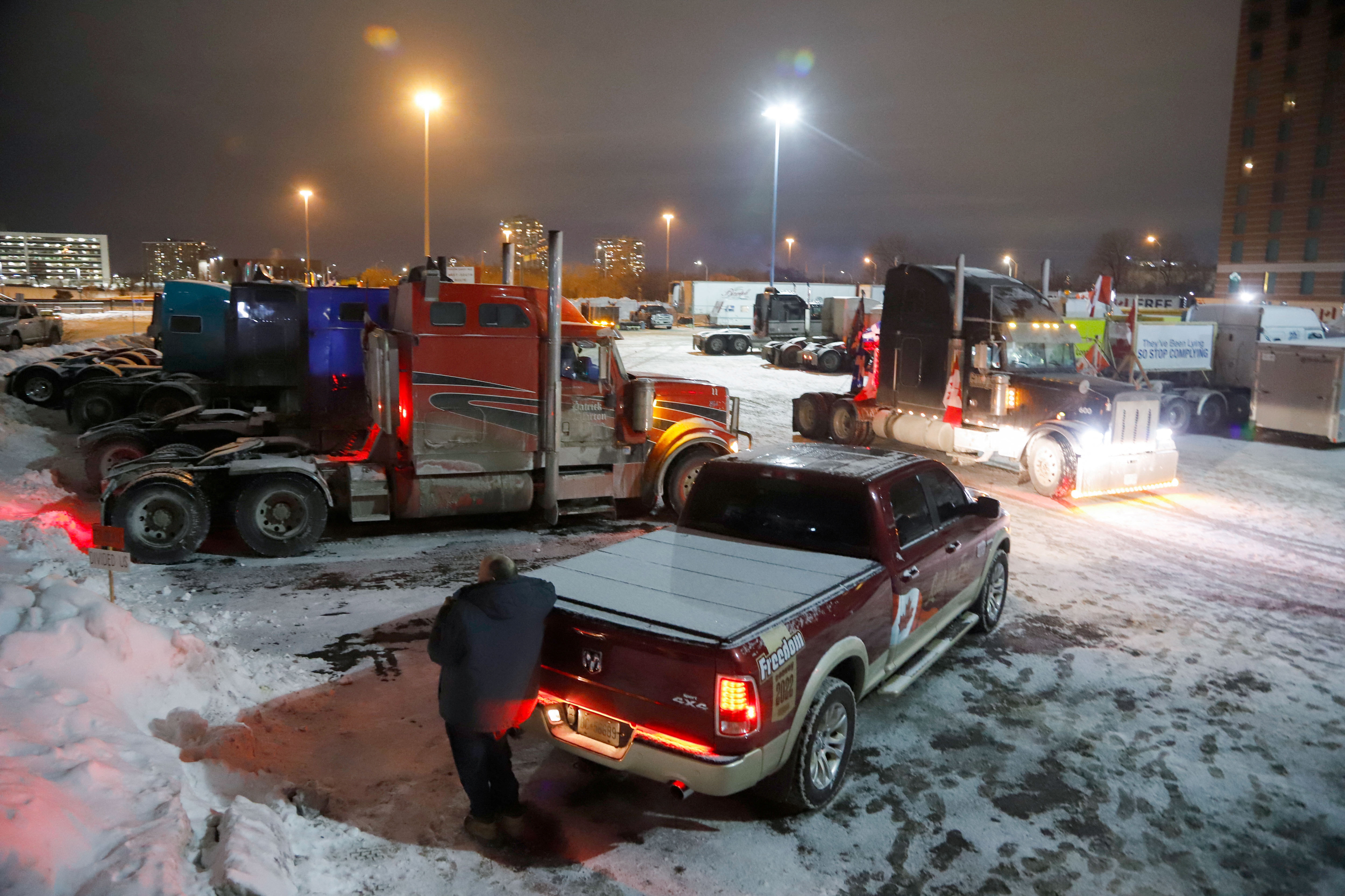 image Ottawa mayor declares state of emergency to deal with trucking blockade