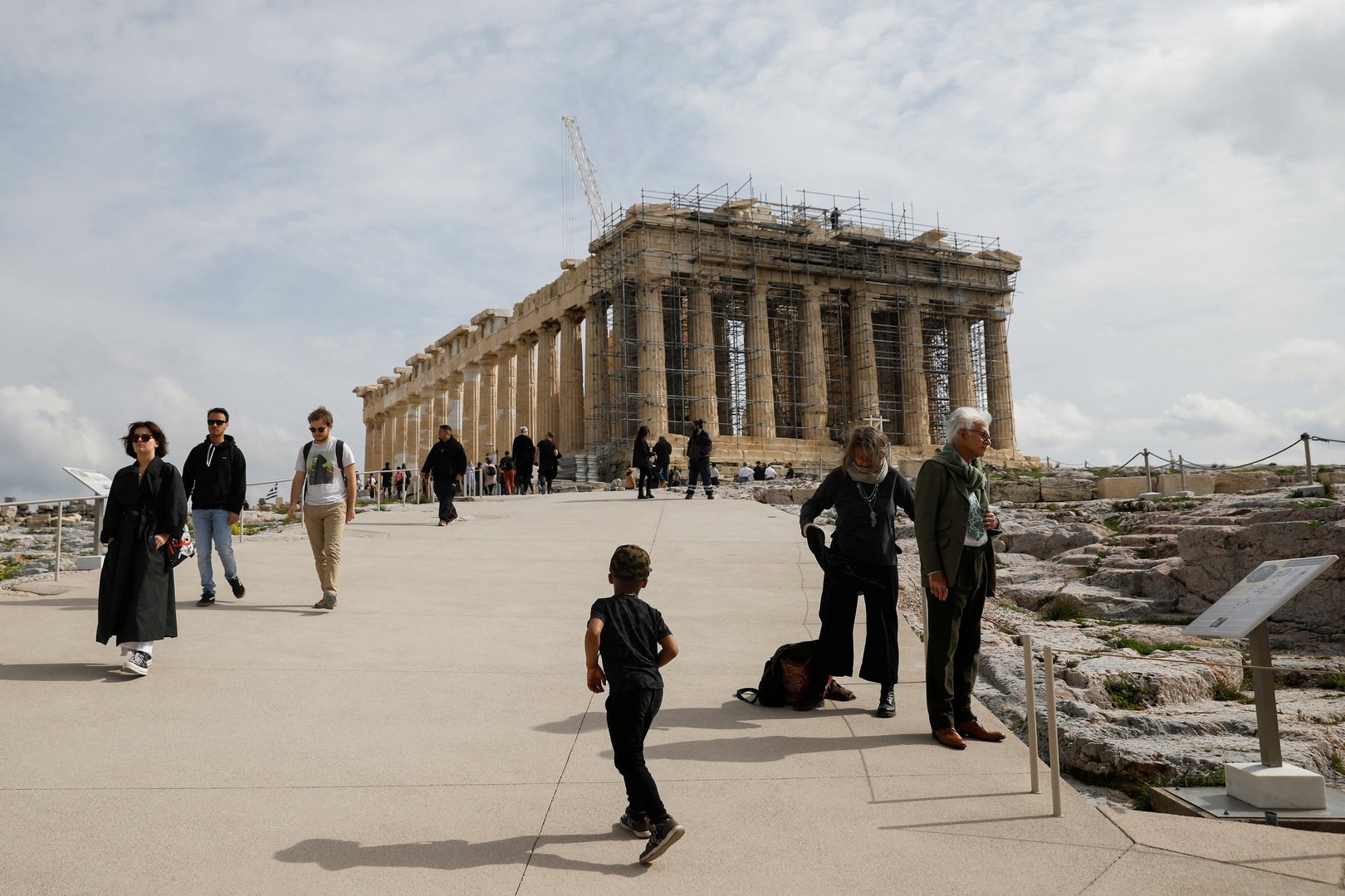 image Young Cypriot caught trying to steal pieces of Acropolis