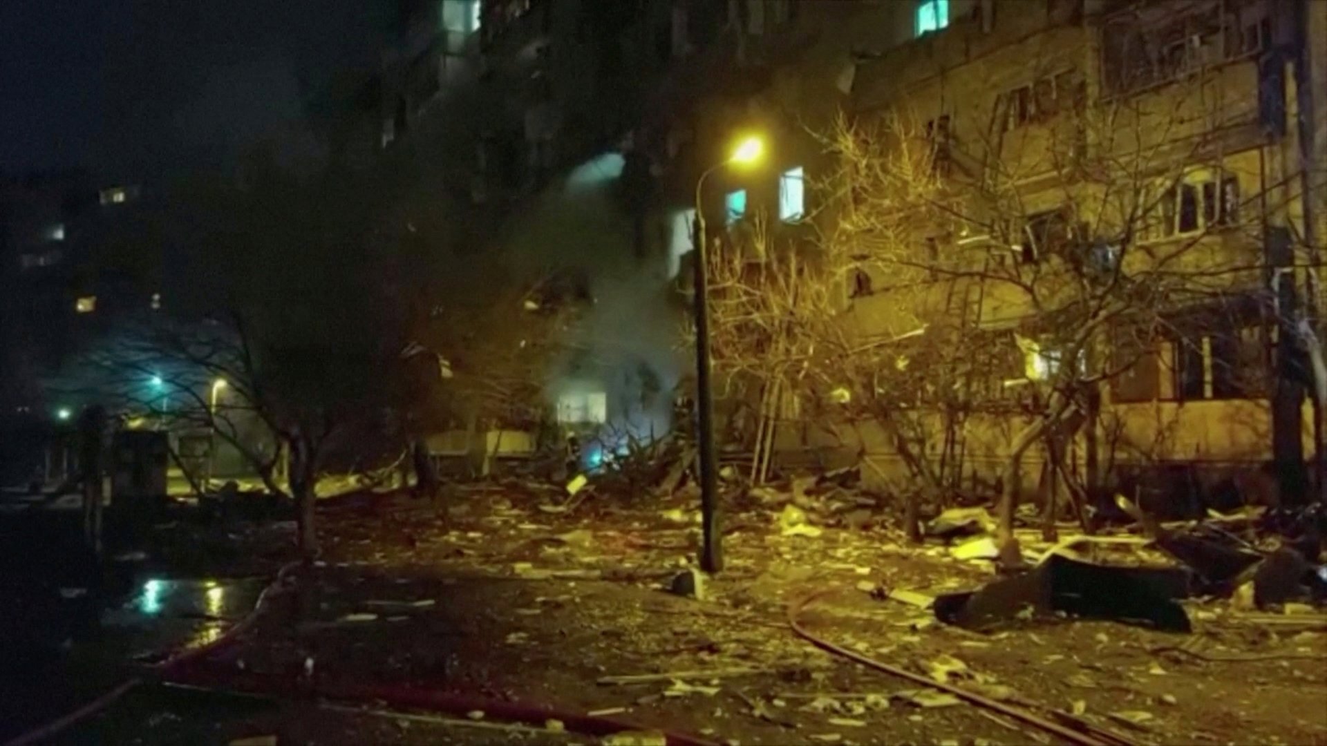 image Ukraine&#8217;s president vows to stay put as Russian invaders approach (Update 2)