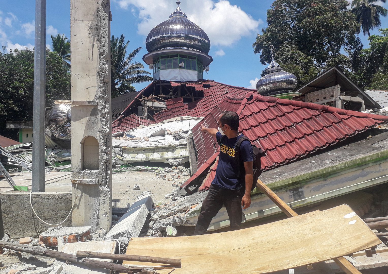 image Quake rattles Indonesia&#8217;s Sumatra island, killing at least 7 people