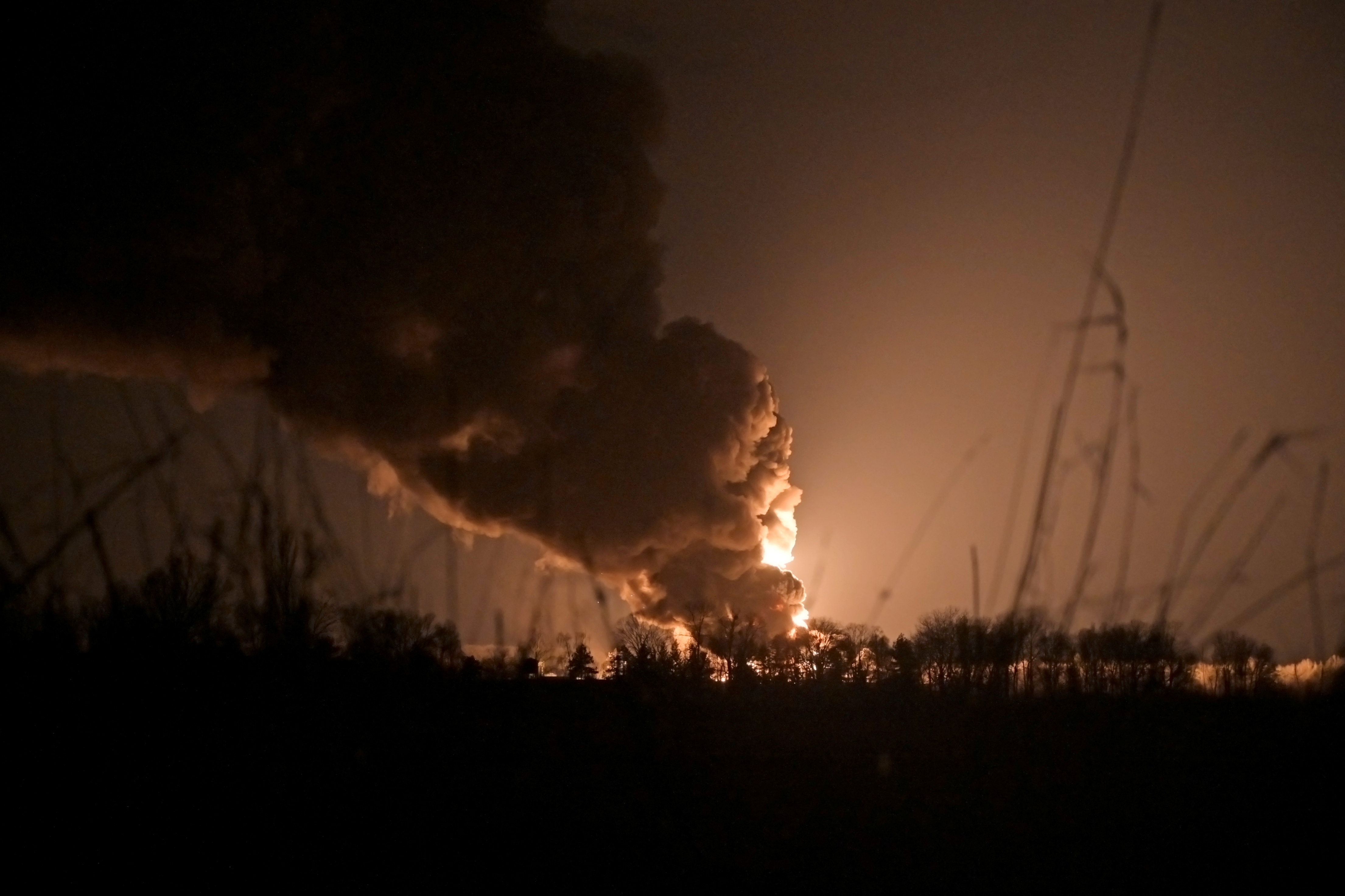 image Ukrainian oil, gas facilities burn as West prepares new sanctions